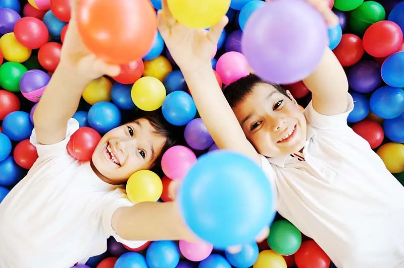 Niños jugando en piscina de pelotas