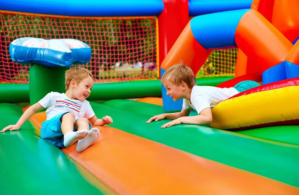 niños en colchonetas